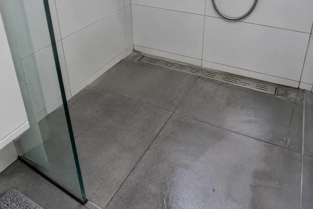 Lekdetectie Wijchen – lekkende inloopdouche met natte voegen