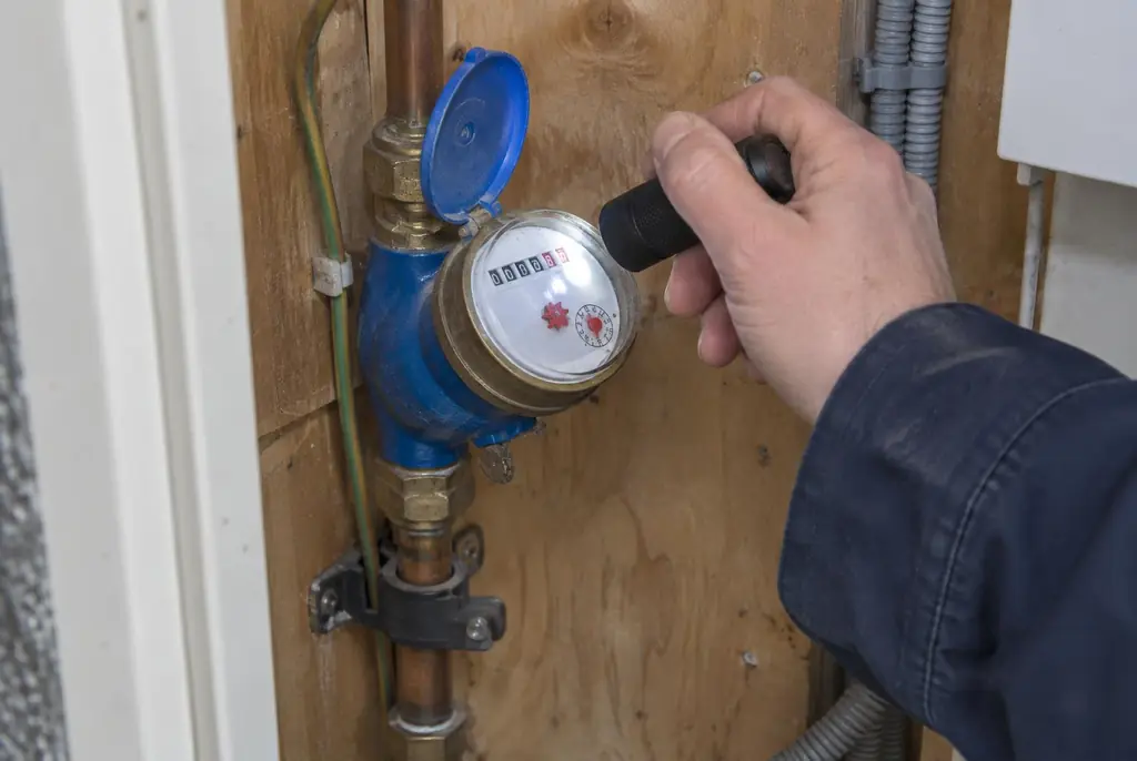 Lekdetectie Wijchen – watermeter in de meterkast controleren met een zaklamp